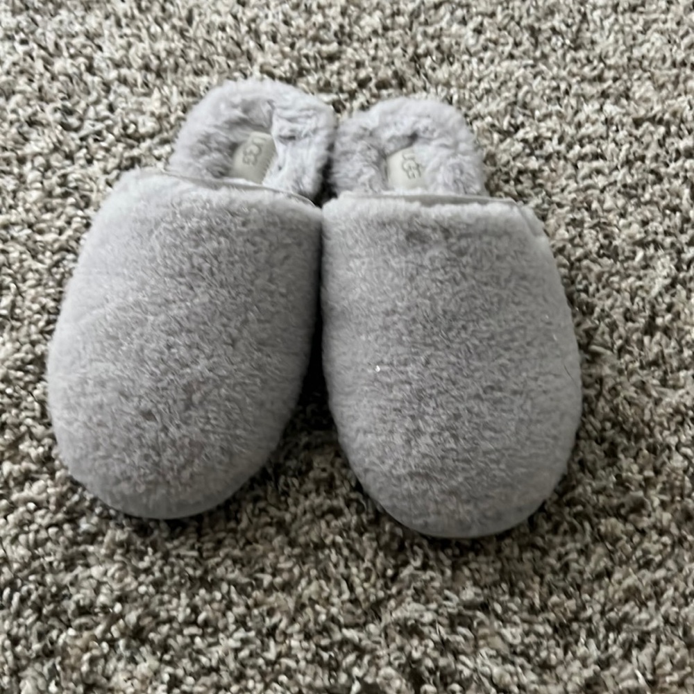 Never worn fuzzy Ugg slippers